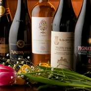 世界各国からセレクトされたワインが30～40種と豊富な品揃え。ボトルはもちろん、グラスでも気軽に味わえます。料理に合わせて選んでもらえるので、ワインに詳しくなくても大丈夫。