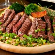 火入れにこだわって柔らかく焼き上げてくれる人気メニュー。口の中でとけるような食感が食べる者を魅了してやみません。画像は赤身が多く、さっぱりとした味わいのランプステーキです。