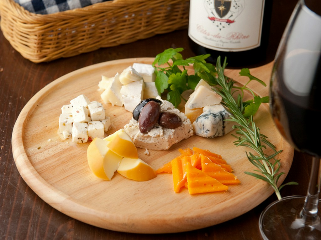 様々な味わいのチーズを食べ比べて楽しめる『4種のチーズ盛り合わせ』