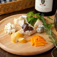 ワインバーの定番メニュー。4種類のいろいろな味わいのチーズをワインと一緒に楽しめます。チーズはイタリア産がメインで、イタリア産ワインとのマリアージュが秀逸です。