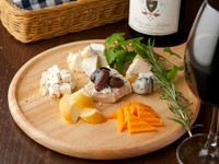 様々な味わいのチーズを食べ比べて楽しめる『4種のチーズ盛り合わせ』