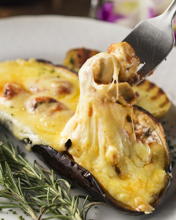 米ナスに詰めた野菜とフォアグラのトマト煮込みグラタン