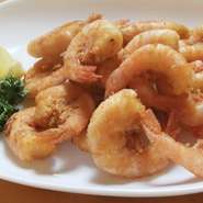 香ばしい風味のエビ唐揚げ