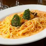 パスタの中で一番人気。たらば蟹の濃厚な旨味とトマトソースのクリーミーさが良い塩梅で女性を中心に支持されています。ソースと絶妙に絡み合うもっちもちの生麺がたまりません。