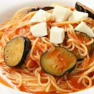 例)A　ベーコンとそら豆のトマトソース
　　B　たっぷり生ハムのぺペロンチーノ
　　C　ミックスシーフードの和風ソース
　　D　ホタテとブロッコリーのトマトクリームソース

　メニューは週替わりです