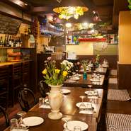 各テーブルには花を飾り、可愛らしさを演出。アラカルトも充実していますが、ボリュームたっぷりな内容のコース料理がおすすめ。特に女性には人気です。