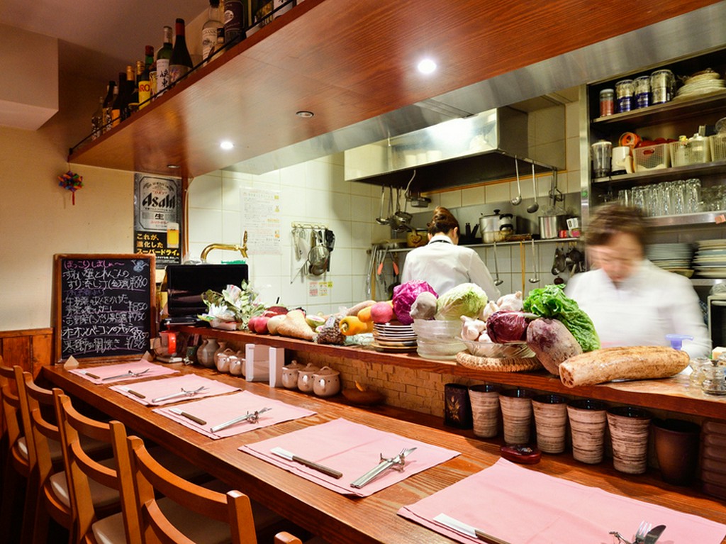 女性一人でも気軽に立ち寄れる、居心地の良いカウンター席