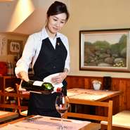 和食・洋食を問わず、さまざまなスタイルの料理をあじわうことができる【旬菜リビング　Kyo-ya】。その美味しさを引き立たせてくれるワインもまた、専属ソムリエが世界中から選りすぐっています。