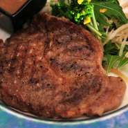 千葉に牧場を持っている肉屋から直送で届くこだわりの「黒豚」。野菜をふんだんに使った和風ソースとの相性抜群です。