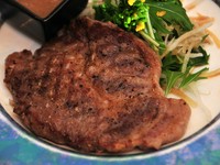千葉に牧場を持っている肉屋から直送で届くこだわりの「黒豚」。野菜をふんだんに使った和風ソースとの相性抜群です。