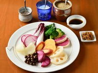 甘みや食感、風味を食べ比べつつ、旬を堪能できる『旬菜10種盛り合わせ』