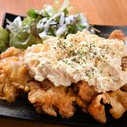濃い目の甘口醤油を使い、甘いけれども旨みがしっかり効いた南蛮酢。そしてこだわりの卵で仕上げたタルタルソースで味わう『チキン南蛮』です。国産鶏肉の旨みを引き立てる味わいは、あとを引くおいしさです。				