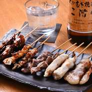 厳選した国産鶏を使用し、丁寧に火入れをして仕上げる『焼き鳥』。自家製のタレはオーソドックスな味わいながらも、黒糖を使うことでコクを引き出しました。旨みのある鶏肉との相性は抜群です。				