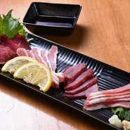 馬肉の本場熊本の古閑牧場から取り寄せる馬刺し料理がお薦めです。古閑牧場の馬肉は赤身がしっかりしていながらも硬すぎず、旨みが強いのが特徴。脂の甘みが存分に感じられるフタエゴと一緒にお楽しみください。				