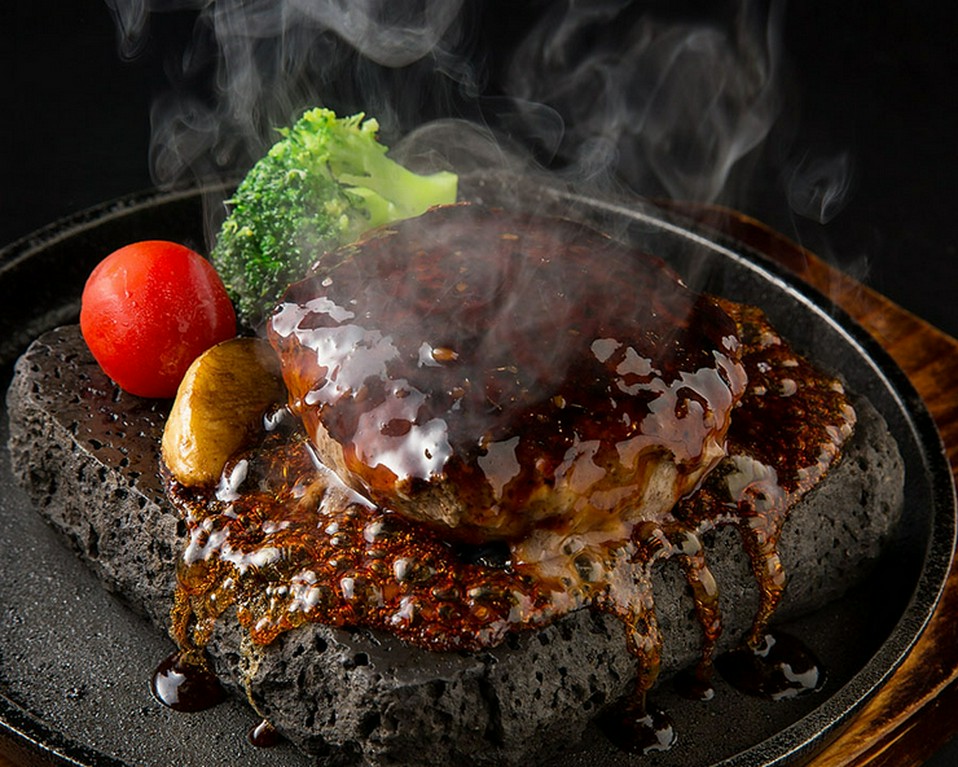 【アライバル】の一番人気。肉汁たっぷり、最後まであつあつの『溶岩ハンバーグ』