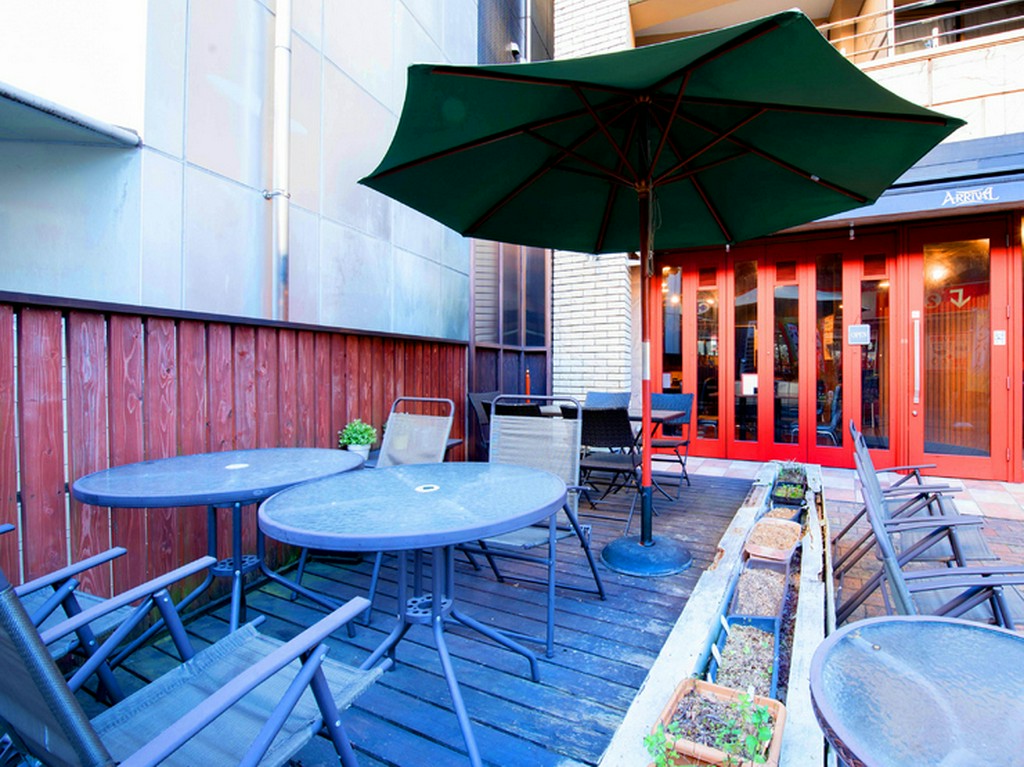 開放感のあるテラス席とエントランス