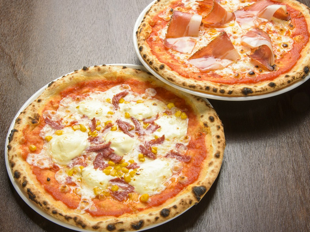 小麦粉がサクッと香ばしく、毎日食べても飽きない美味しさ「窯焼きピッツァ」