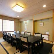 用意するのは2部屋の個室席のみ、他のお客さまに気兼ねすることなく、ゆったりとお食事を楽しめるお店です。2名さまから30名さままで、接待や観光後の会食、慶事や仏事まで幅広いシーンでご活用頂けます。