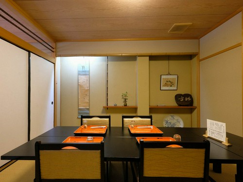 椅子席でゆっくりお食事