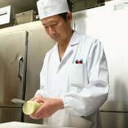 大徳寺にて茶の湯を習うこと10年。茶の湯を習得することで、お客さまへのおもてなしの心を学ぶことができたと感じています。お客さまの欲しているものを感じ取りながら、細やかな心遣いを忘れないようにしています。