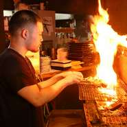 調理の音や炭火で焼くときの炎など、料理のライブ感をお客様に楽しんでいただきたと思っています。料理を通じてお客様と楽しい時間を共有するため、スタッフ一同努力しています。