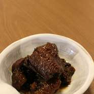 甘辛く煮込んだうなぎに
実山椒を加えて美味しく仕上げました