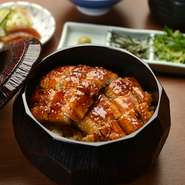 1回目はそのまま、2回目は薬味を入れて、3回目はおだしをかけてだし茶漬けのようにどうぞ。2回目の薬味はのり、ワサビ、ネギで風味が変わります。だし茶漬けは味に深みが出てやみつきになる味わい。