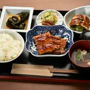 お店自慢のうなぎを存分に堪能できる一品。身がふっくらとしたうなぎの蒲焼2切れにうなぎの昆布巻き、きゅうりの酢の物・うざくが付いたうなぎ好き垂涎の定食です。