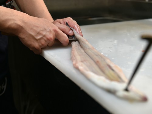 手際よくさばいて職人技で蒲焼に