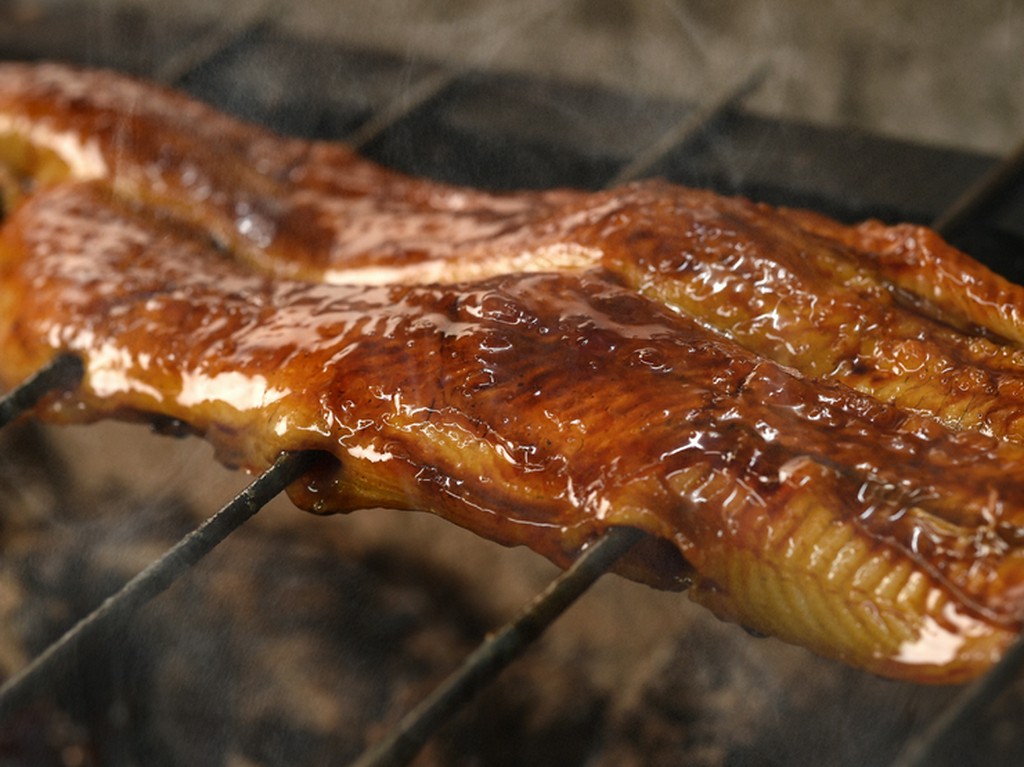 炭火で関西風にふっくらと焼き上げる「うなぎ」
