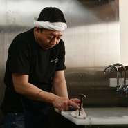 鰻の鮮度と炭火での焼き加減には自信があります。皮目はパリパリ、身はふっくら。長年の経験を活かし、香ばしく焼き上げるうなぎを熱々の内にご賞味ください。