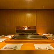 カウンター席がある特別個室は、目の前で職人が寿司を握ってくれる贅沢な空間。ライブ感のあるプライベート空間は、親しい仲間との食事や、大切な方のおもてなしにぴったりです。