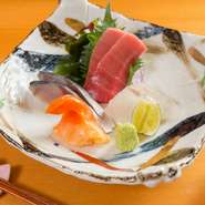日本酒は『洗心』や、『ばくれん』など日本全国から選ばれた幅広いラインナップ。寿司や刺身との相性抜群な日本酒はオーダーも多いため、特に力を入れてとり揃えられており、豊富な種類から選べます。