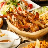 歯ごたえ抜群イカと野菜のバジル炒めや手包み蒸し餃子が入った満腹コースです。