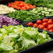 メイン料理のほかにヘルシーなサラダビュッフェを存分に楽しめるハーフビュッフェが人気！