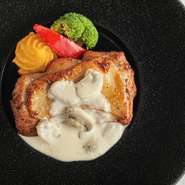 【サラダビュッフェ付】皮は香ばしく、中はしっとりジューシーに焼き上げたチキンソテーに、鶏のブイヨンに白ワインと生クリームを重ね、ほんのり塩味とレモン、バターの香りが広がるシュプレームソースを贅沢に。