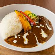 【サラダビュッフェ付き】松柏園ホテルで人気の特製カレー。チキンブイヨンやソテードオニオンのコクと旨味が活きたカレーは風味豊かな欧風カレー。レトルトの販売も行っています。