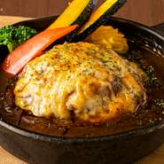 【サラダビュッフェ付き】フォンドボーや香味野菜をふんだんに使ったマイルドな辛さの松柏園自慢の欧風カレーに、ビーフシチューにも使われる柔らかな和牛を使った贅沢な一品です。