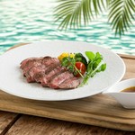 【サラダビュッフェ付き】じっくり炒めた玉ねぎの甘みと醤油のコクが、柔らかく仕上げたビーフステーキの旨みを引き立てるシャリアピンソース。香ばしくジューシーで、贅沢な味わいをお楽しみください。