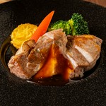 【サラダビュッフェ付き】アンデス高原豚の甘みと旨みを引き出すローストに、肉汁・ブイヨン・香味野菜を煮込んだ濃厚グレイビーソースをプラス。コク深くまろやかな味わいをお楽しみください。
