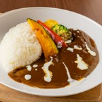 【サラダビュッフェ付き】松柏園ホテルで人気の特製カレー。チキンブイヨンやソテードオニオンのコクと旨味が活きたカレーは風味豊かな欧風カレー。レトルトの販売も行っています。