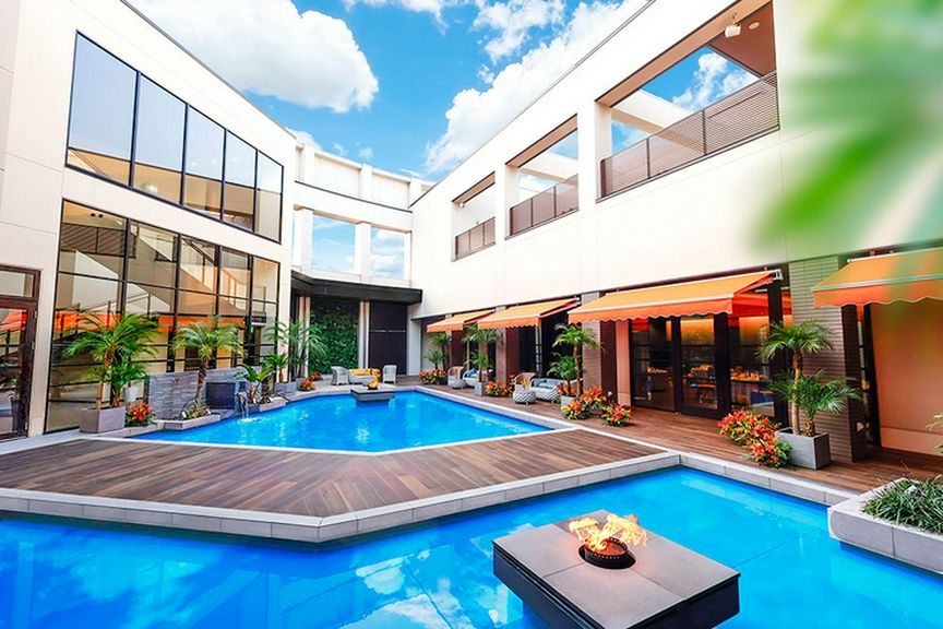 リゾート感溢れるウォーターテラスは開放的で贅沢な空間