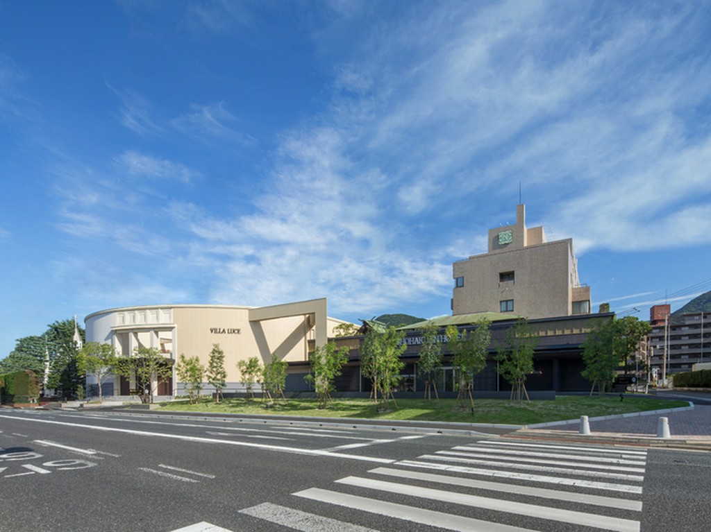 国道３号線沿いに位置し、無料駐車場も完備