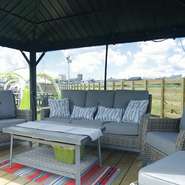 8つのブースのうち1つはグランピングブース。ソファでゆったりくつろぎながらBBQやお酒を楽しめます。最大12名まで利用可能なため、さまざまな場面で活躍してくれそうです。