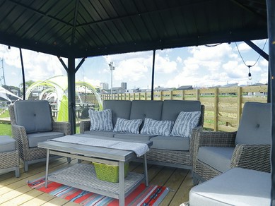 ソファでゆったり。くつろぎのグランピングブース