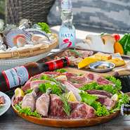 アメリカンスタイルの本格BBQを満喫できる郊外型ダイニング。道具の準備・火起こし・後片付けは一切不要。手ぶらでスマートに楽しめ、大人も子供も大満足。数家族でワイワイ焼いて食べるのがおすすめ！