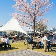 大勢で囲むBBQは、会社の行事や仲間との食事会などにも好評。歓送迎会・懇親会・同窓会・新年会・忘年会など、どんなシーンでも和気あいあいと楽しめます。プランの詳細は店舗まで問合せを。