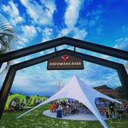 8つのテントブースを完備する会場はまるでキャンプ場。昼は気持ちいい陽光のもと、夜は落ち着いた雰囲気の中で、本格BBQを満喫できます。テントブースは広めなので、居心地も抜群です。