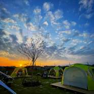 アメリカンスタイルの塊肉を楽しめるBBQプランは女子会にも好評です。開放的でおしゃれなテントブースがあることも、ミートラバーなグルメ女子に嬉しいポイント。BBQも会話も思う存分楽しめます。