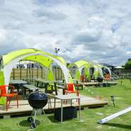 いつもと一味違うデートや女子会を演出したい日にも最適なスポット。5つのアウトドアテント＆小サーカステントは、それぞれ最大16名まで利用可能。本格炭火BBQを大切な人と楽しめます。